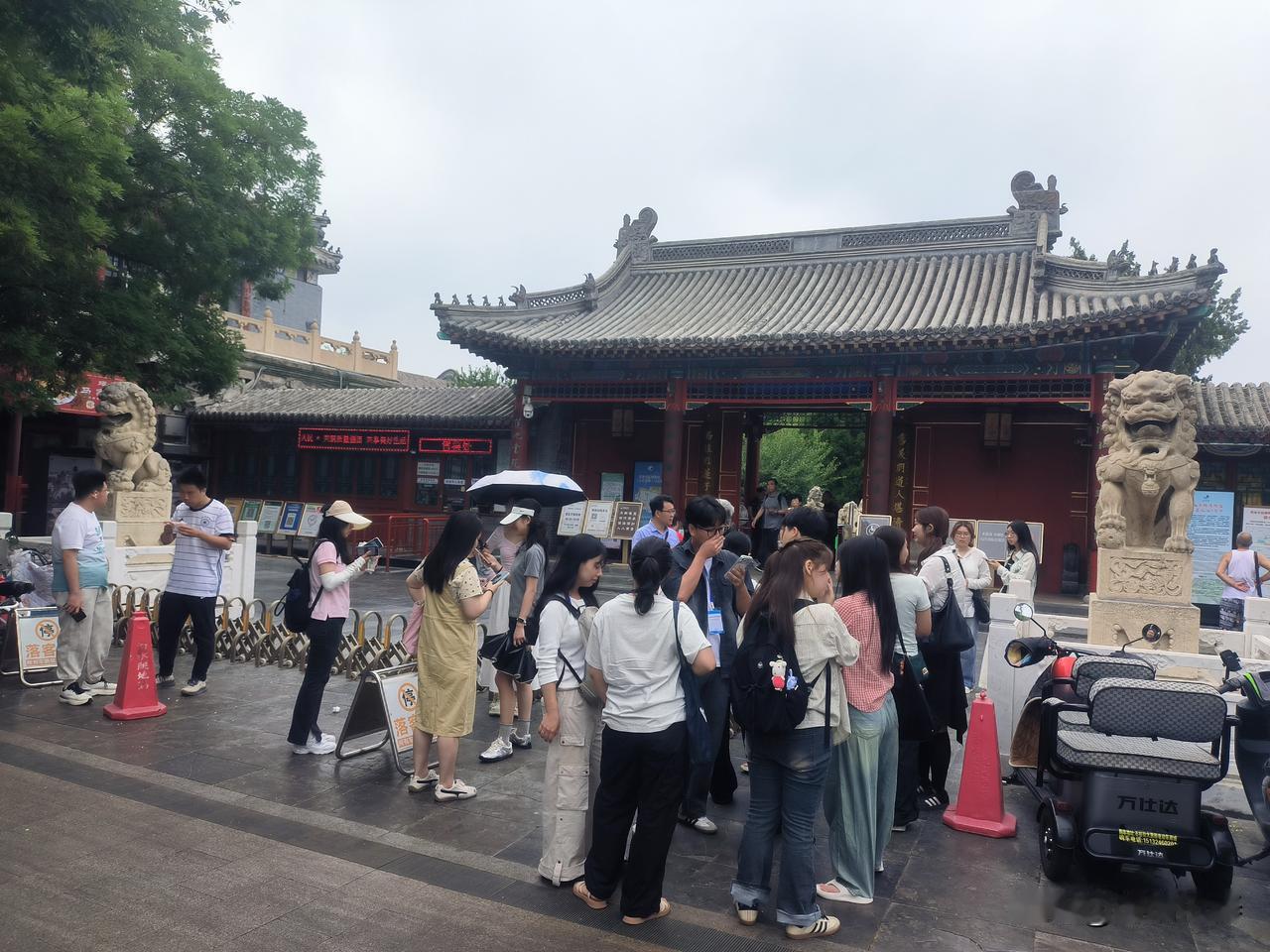 周三早上八点半，保定古莲花池门前的情景