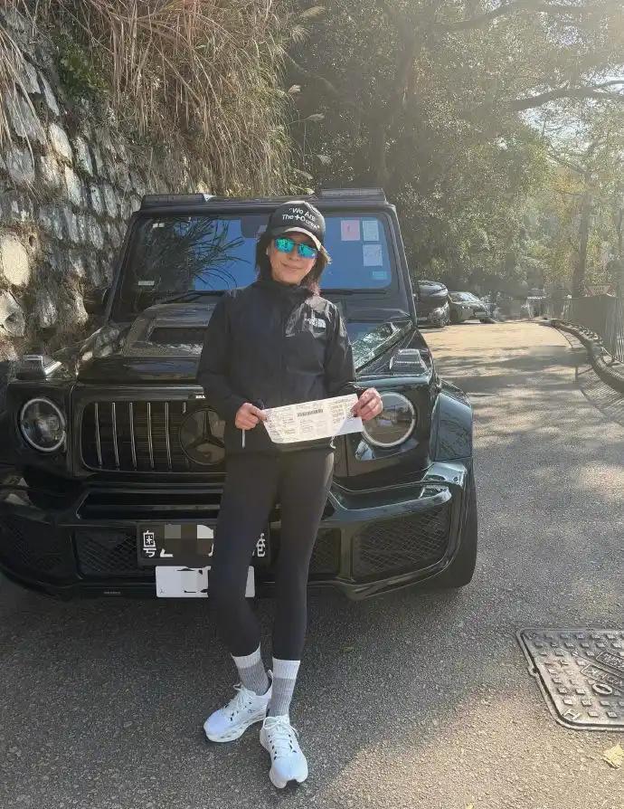 1月2日，刘嘉玲晒出一张香港违停罚单，配文将其称为“新年第一份礼物”。这张400