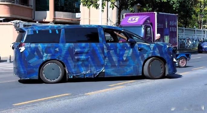 懂车之道讯 腾势D9L谍照曝光，车长达到5米4级。 