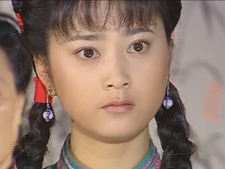 傅文佩年轻时的选角真绝，气质仪态就像书香世家小姐。
#情深深雨蒙蒙#