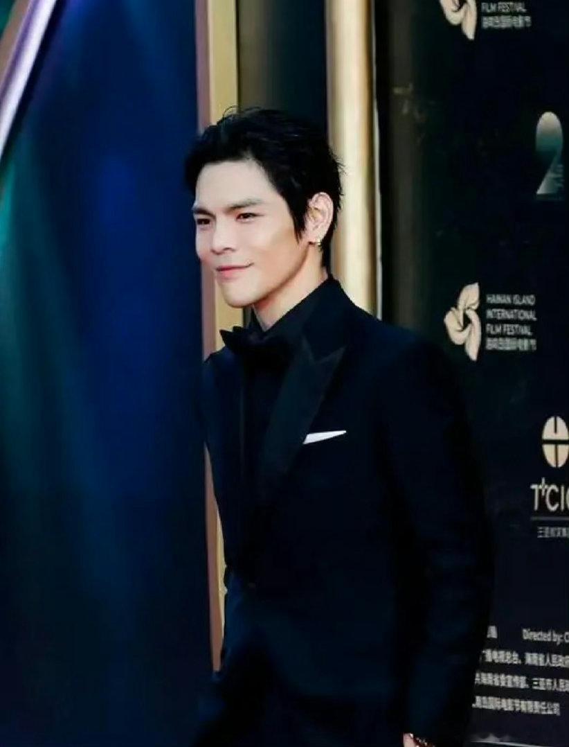 向佐的努力 不听劝坚持演戏，哪怕起点是小角色，他的努力藏在每一次争取里✨ 