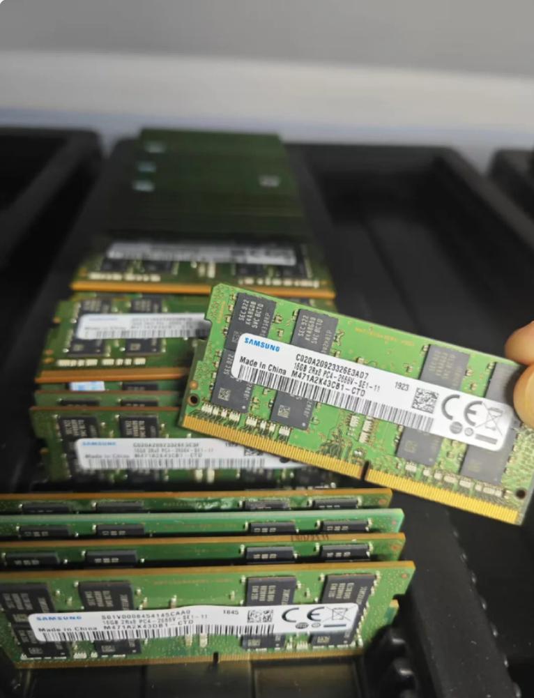 疯了！32G内存直接涨疯了😭
谁能想到啊！
去年才800块的32G内存。
现在