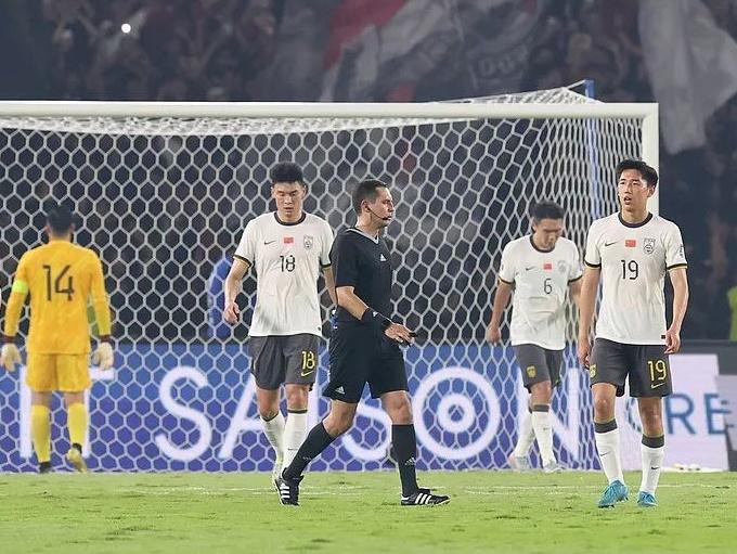 【国足又输印尼，这锅谁来背？！】

昨天晚上，国足在预赛0-1输给了印尼，这也让
