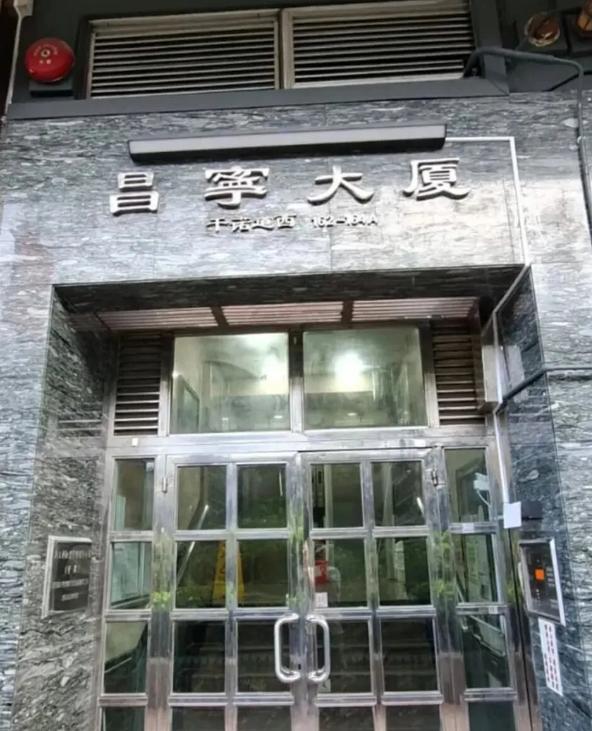 港大18岁内地女生坠楼身亡 现场遗书曝光，生前曾卷入电诈案引关注
近日，香港大学