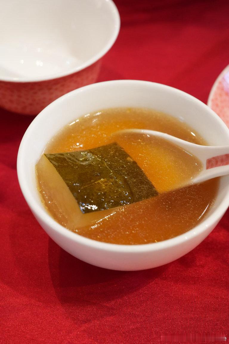 北京地段少有的山黄皮烧鹅、肥嘟嘟冲了一天水的猪肝，和朋友自制的康普茶（有一部分o