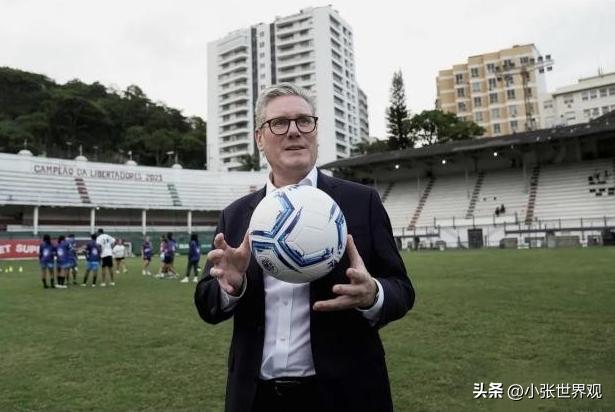 斯塔默送给中国一个足球，精挑细选的礼物，暗藏多重用意！
 
第一个用意，就是用体