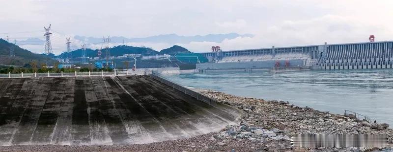 以下是一些世界上著名的水电站：
 
三峡水电站
 
- 基本信息：全称为长江三峡