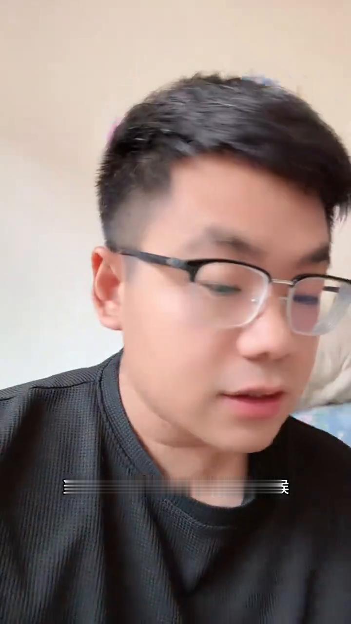 少和别人去吃饭，少和别人去喝酒，少和别人去搅在一起。现在这世界已经不是以前了，只