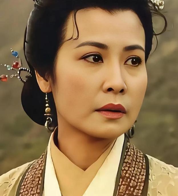 198年，美艳的尹夫人一把抱住了曹操，娇声在他耳边说道：“丞相，你看妾身的屁股翘