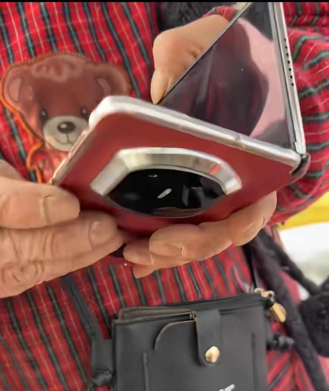 看待收废品的老奶奶用mate X7，折叠屏手机，说真的，华为折叠屏占大半江山不是