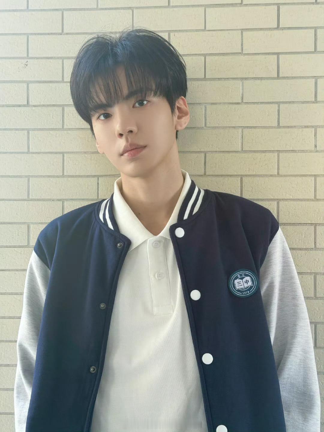 毕雯珺就是素颜怼脸拍都很好看的男神 