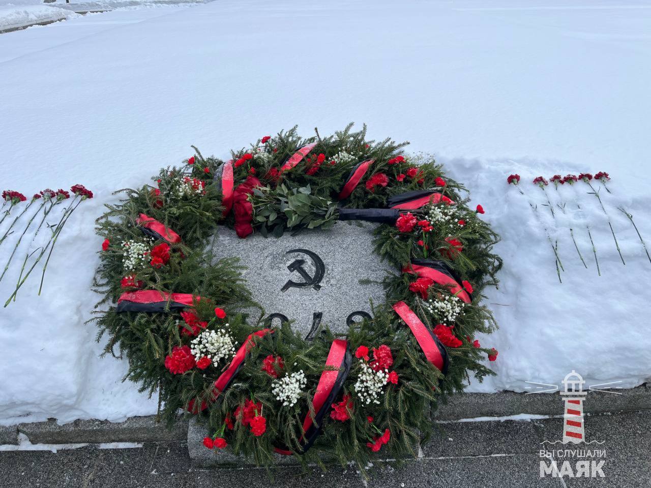 花束与花环摆放在集体墓地，普京的兄长维克托长眠于此。 