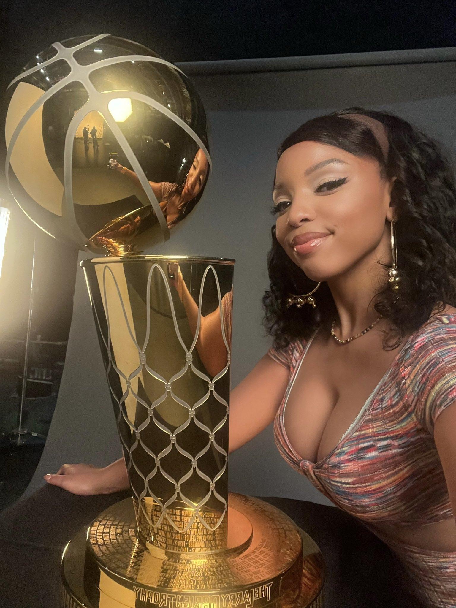 哈登有关注哦😍身材火辣女歌手晒和奥布莱恩杯合照#哈登##快船##NBA总决赛#