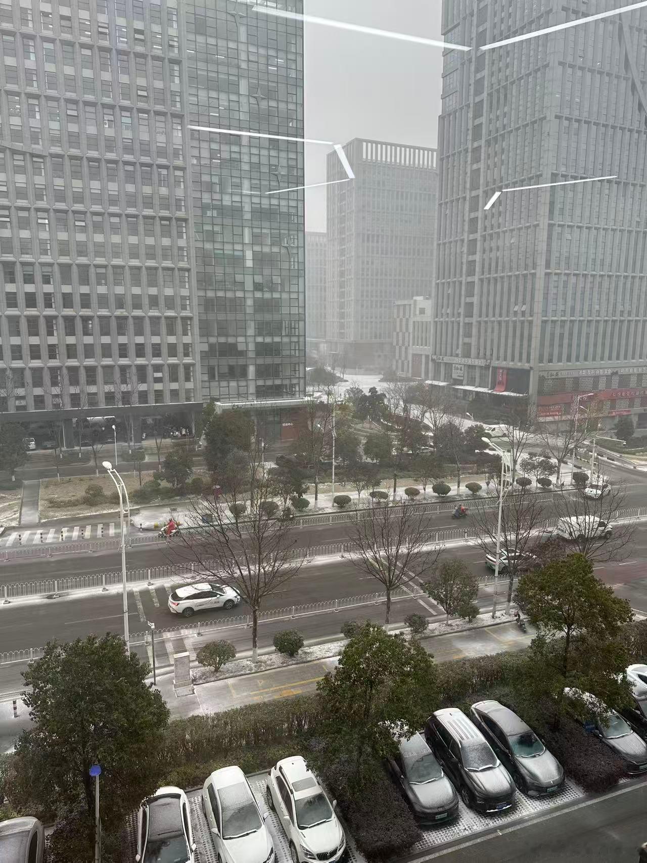 长沙也下雪了，冷死。🥶 长沙真下雪了 长沙·国家网络安全产业园区长沙