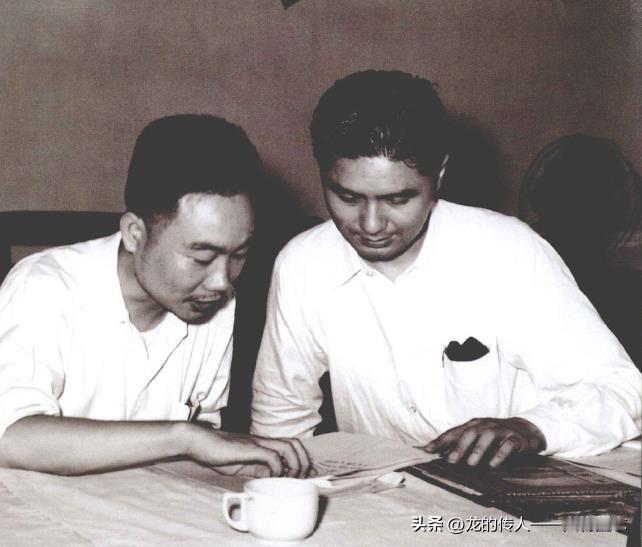 1955年，上海申新纺织公司资方代表荣毅仁(右)和公方代表鲍复研究公私合营计划。