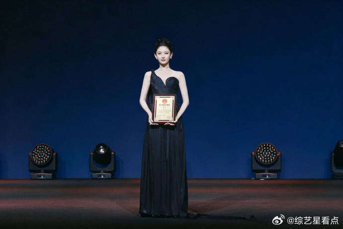买股赵晴赵晴发展方向 新生代的女演员里面完全可以买股赵晴，古装的颜值很好看，演技