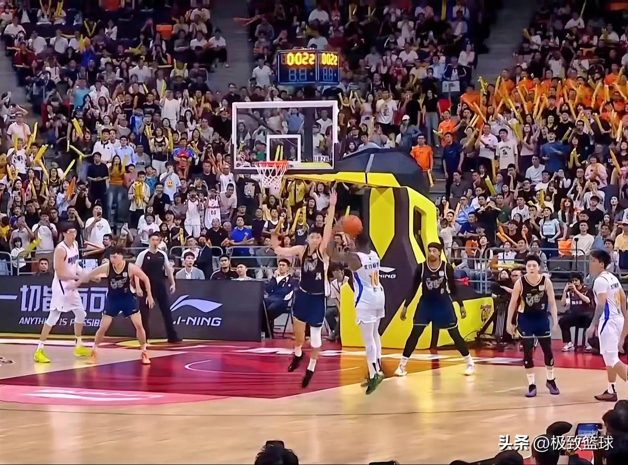广东又被绝杀了！领先20分被逆转
 
今晚，广东主场迎战北京，最终北京96-93