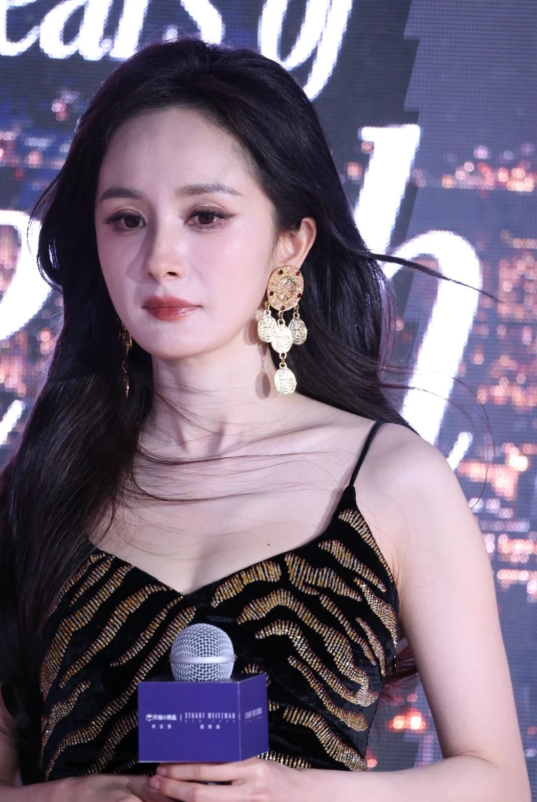 40岁的杨幂还是很美略微疲惫，滤镜可以淡化细纹但是难掩神态。

女明星到了40岁
