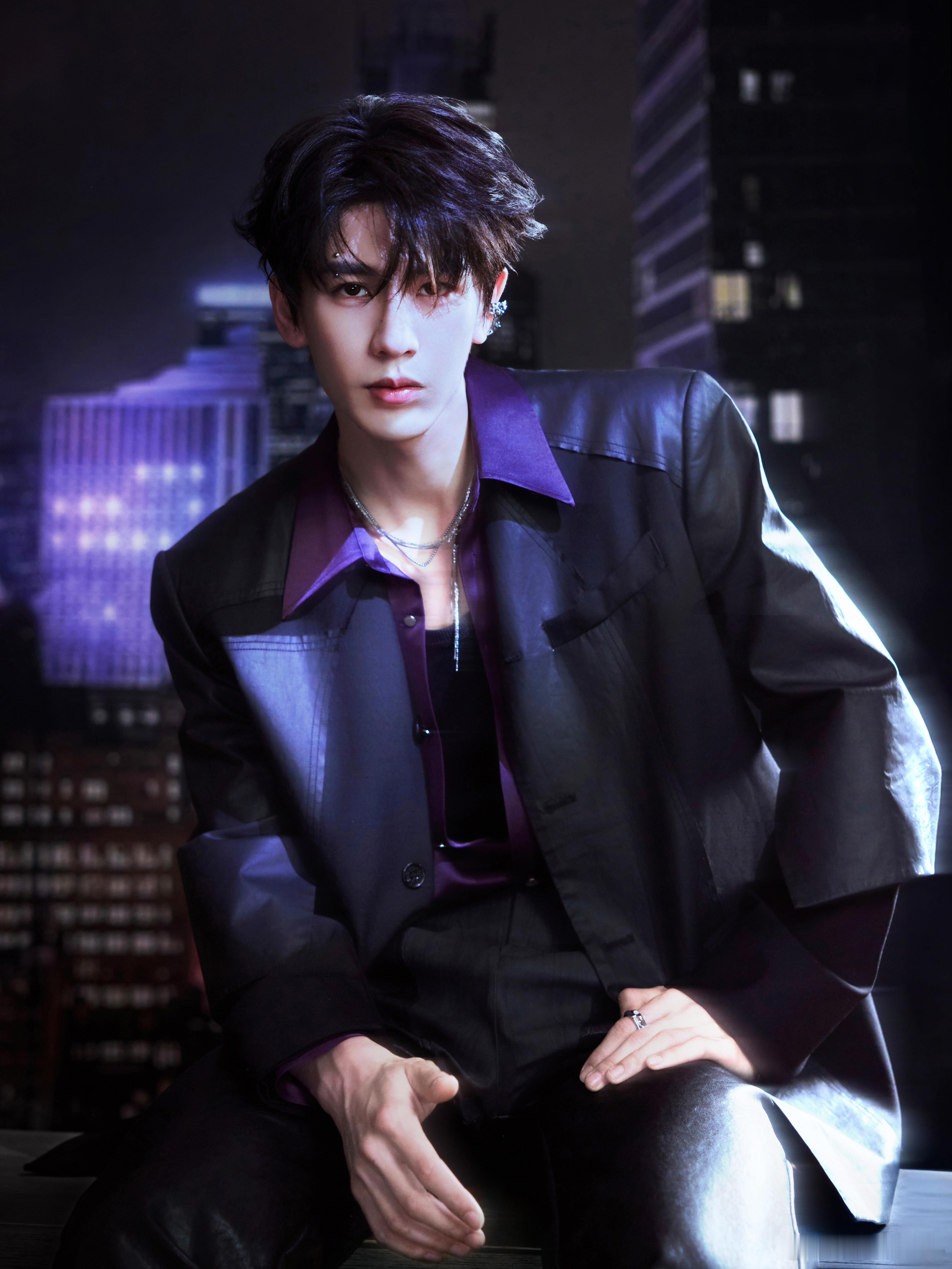 张凌赫无畏契约直播造型，眉钉➕耳骨夹➕紫色深v西装，这到底拿什么输