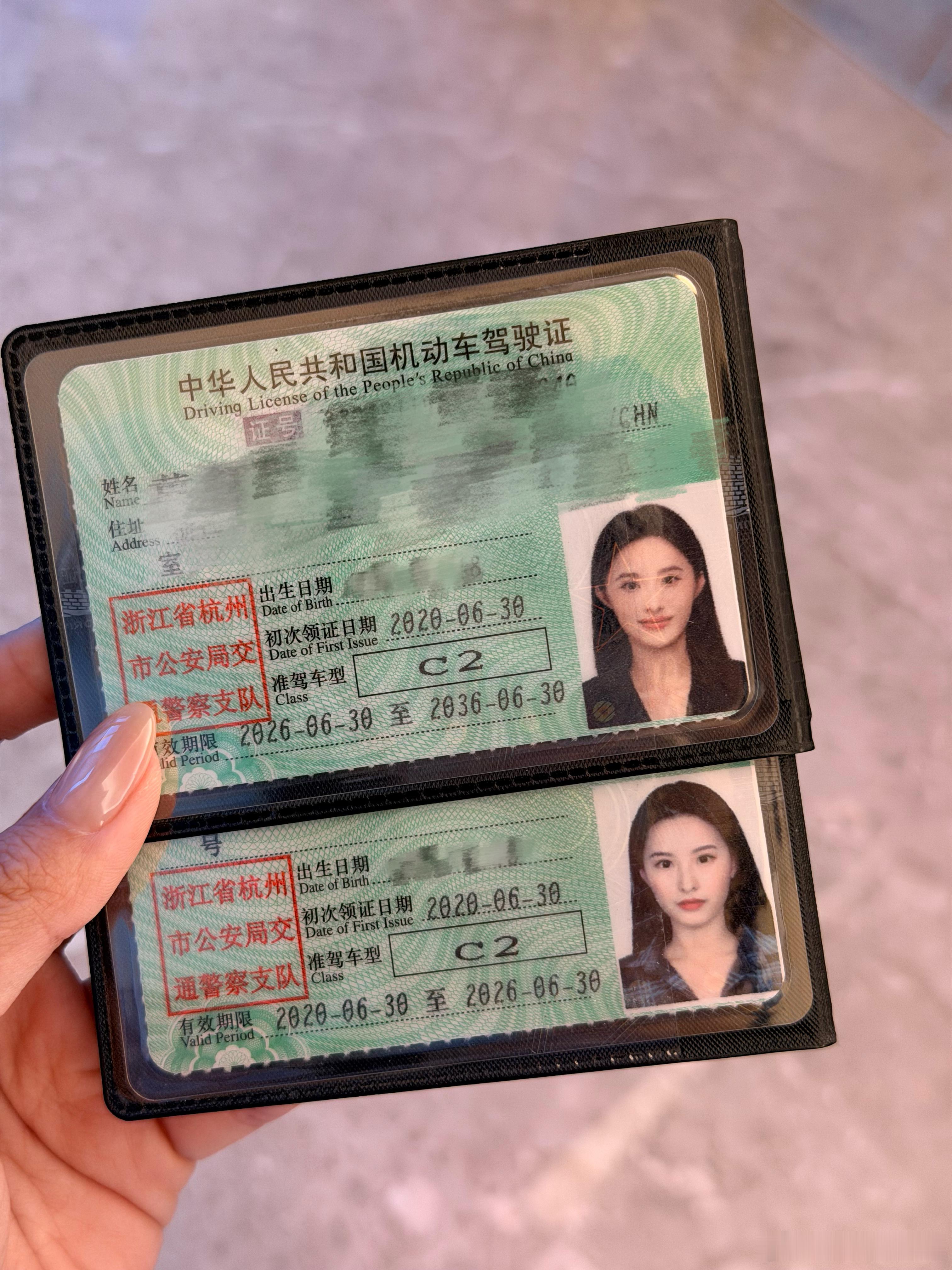今天，拥有六年驾龄的老司机（？）终于迎来了她的第二本驾照！对比六年前的照片……好