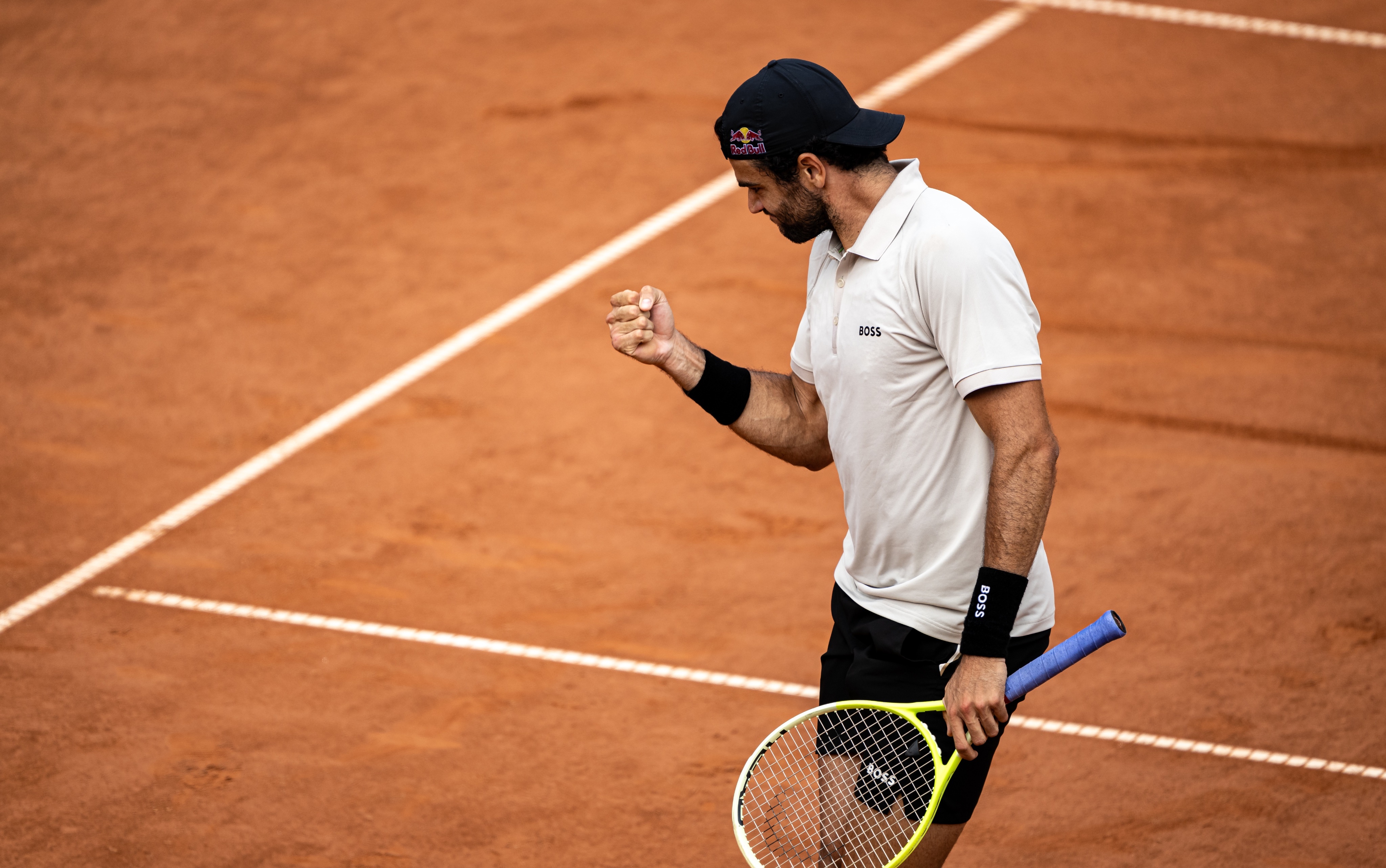 #网坛风云# ATP250基茨比厄尔站半决赛，贝雷蒂尼以6-4/6-4击败汉夫曼