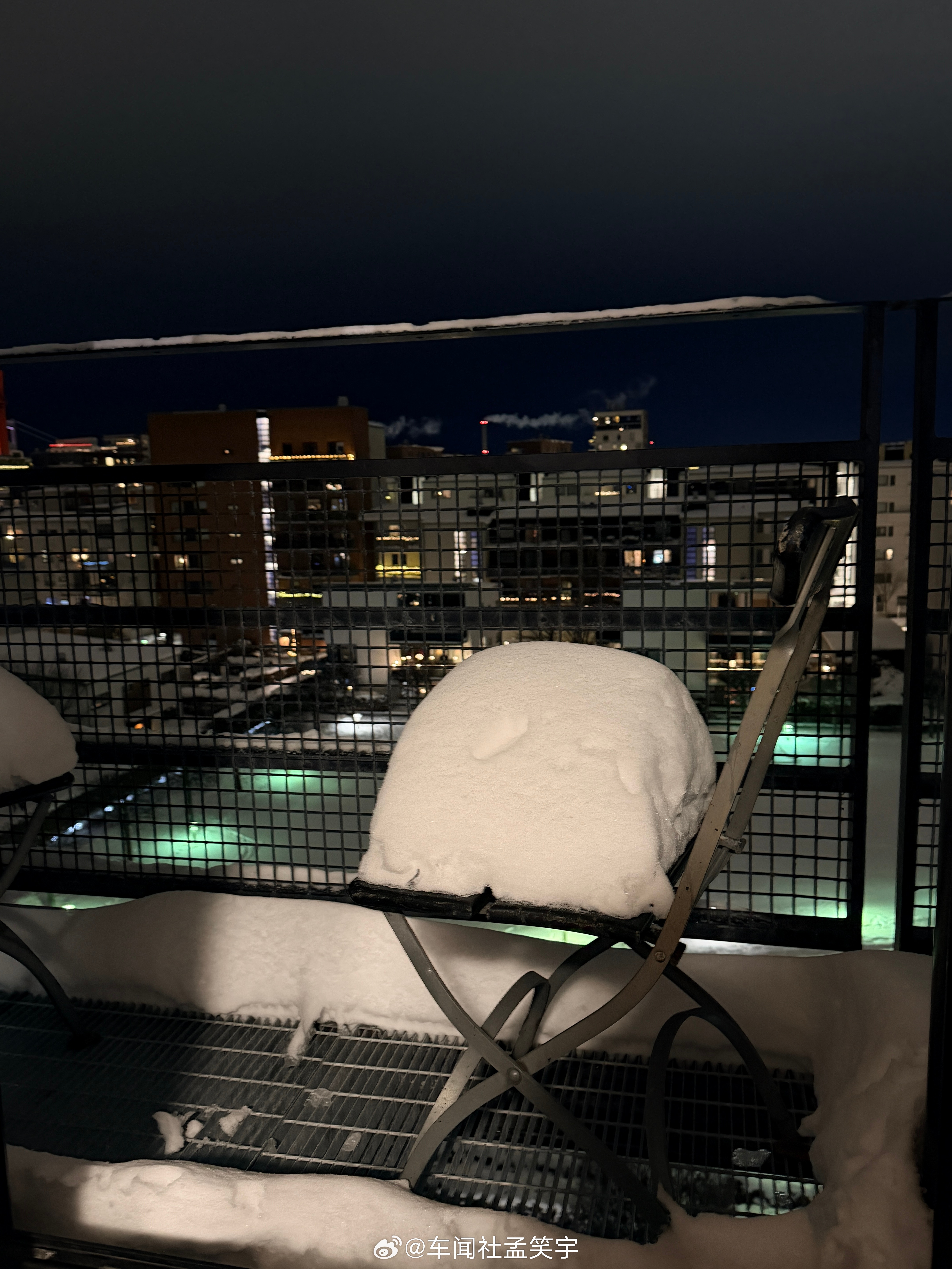 阳台上还以为谁放的棉花，结果发现是积雪，哥德堡的雪也太大了 瑞典·Gothenb