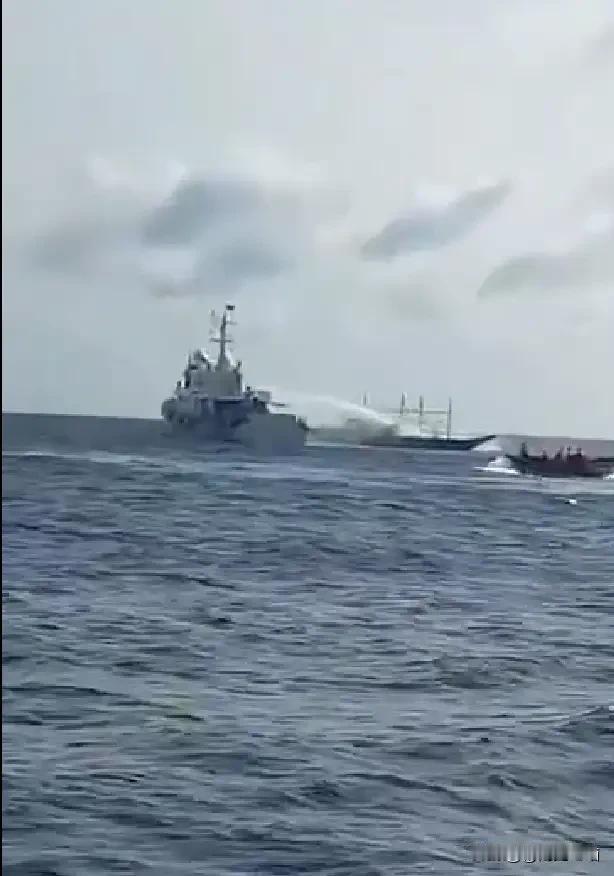 菲舰携美准航母挑衅，052D驱逐舰严阵以待，水炮驱离再破坐滩图谋
 
2025年