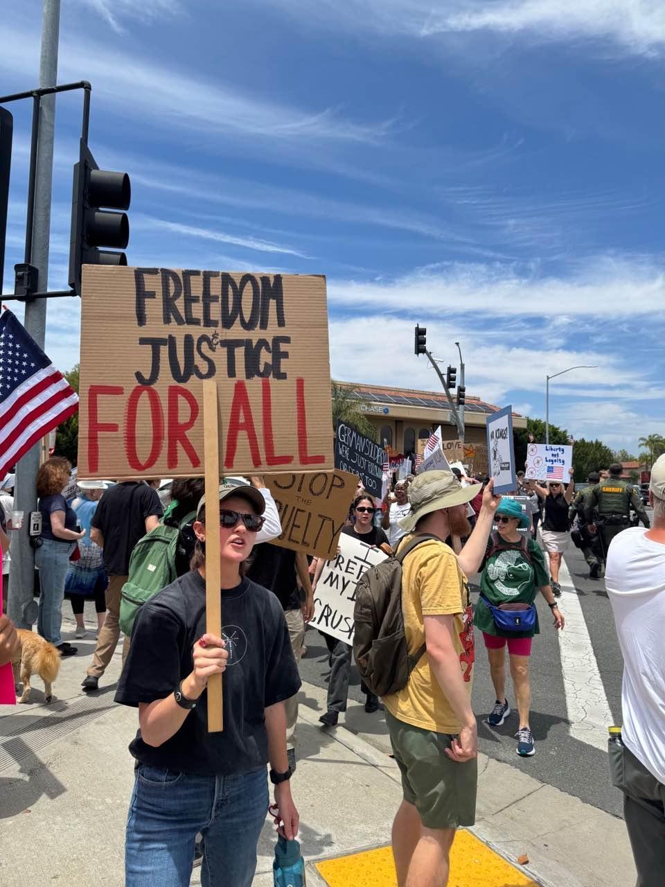 当地时间3月28日，美国超3100座城镇发起“不要国王（No Kings）”大规