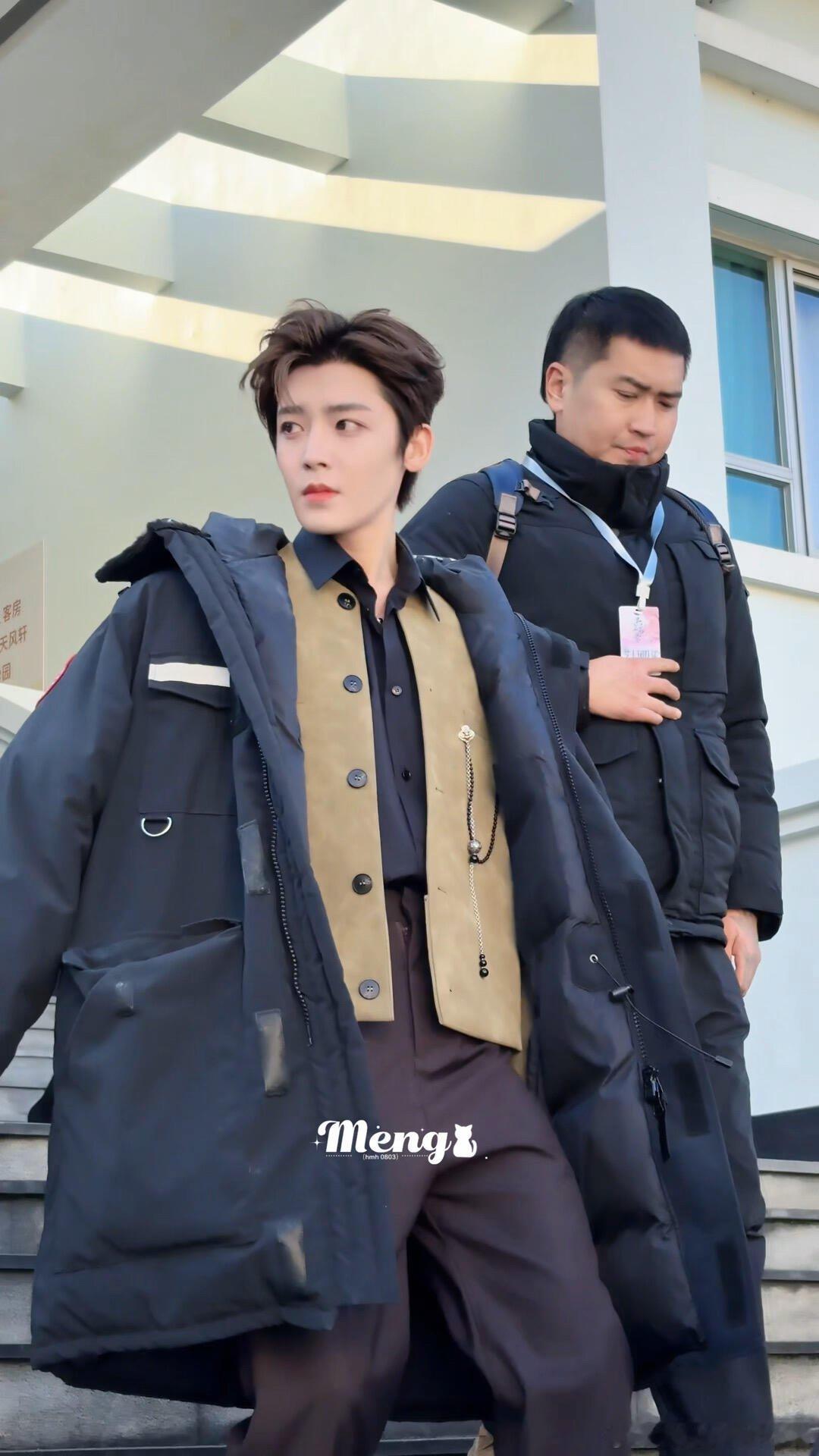 侯明昊娜扎新剧首映礼上班造型路透 