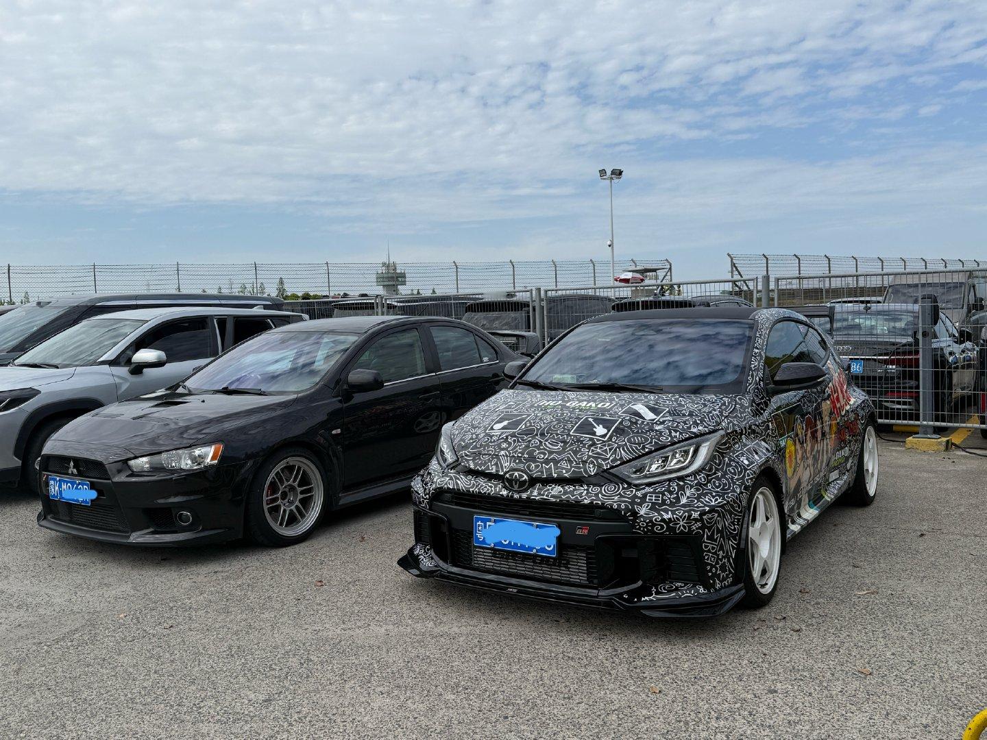 你说EVO10旁边刚好空了个车位，我怎么可能不停呢？虽然在停车场最里面。这可是咱