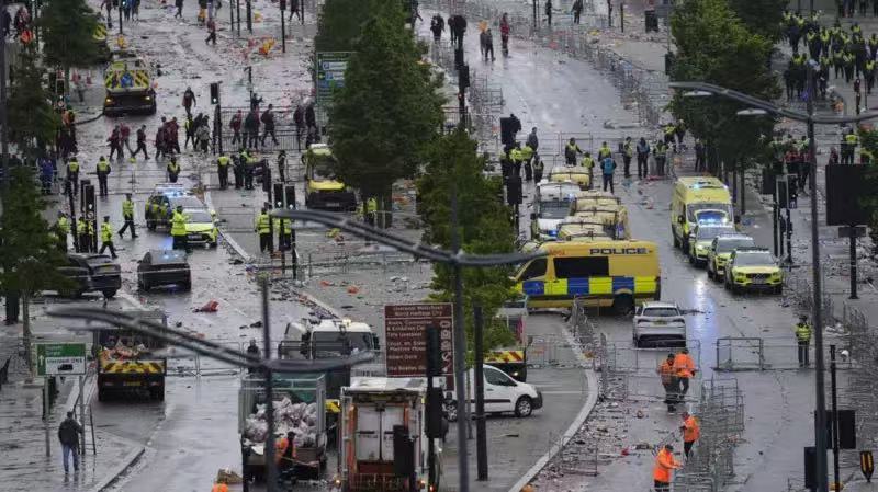 【英国利物浦汽车冲撞球迷致27人受伤送医】#利物浦汽车冲撞球迷致27伤# #利物
