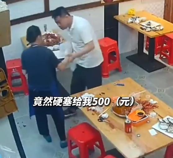 “这个大妈火了！”广东深圳，餐馆老板月底发工资，一位新来的大妈清点完工资后，硬要