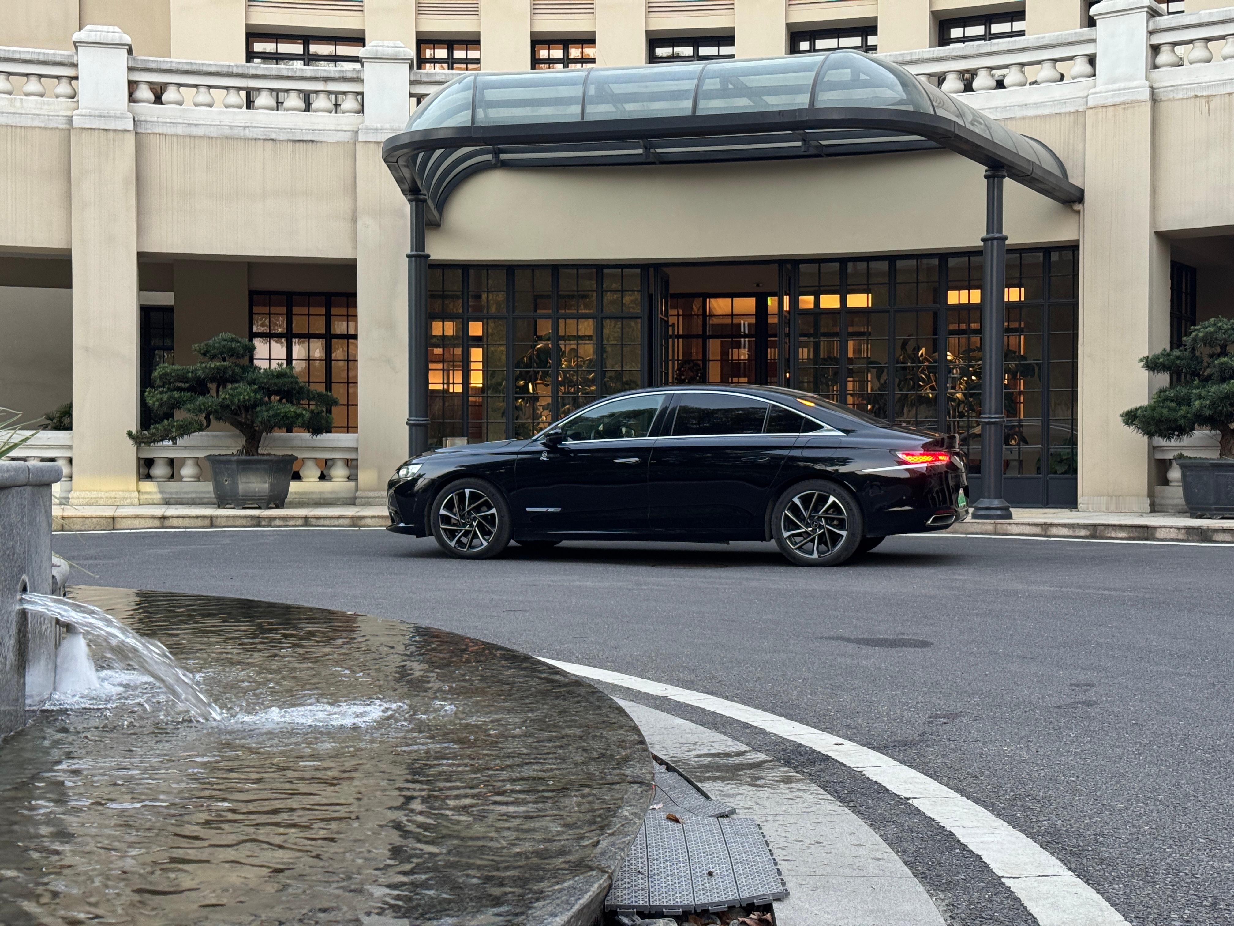 哪一张照片在巴黎拍的？ 谁在钟情法系车 法国·法国香榭丽舍大道