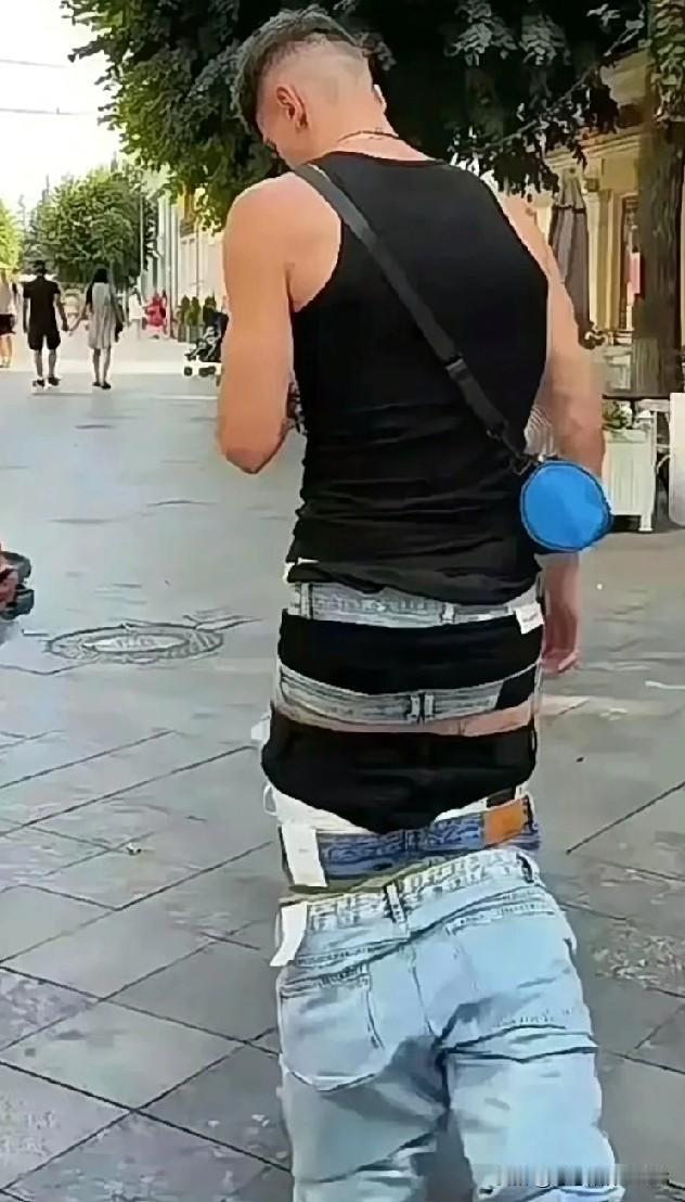 好家伙，这是把全部裤子都一次性穿身上了？走路也太难了，步子根本迈不开，感觉走快一