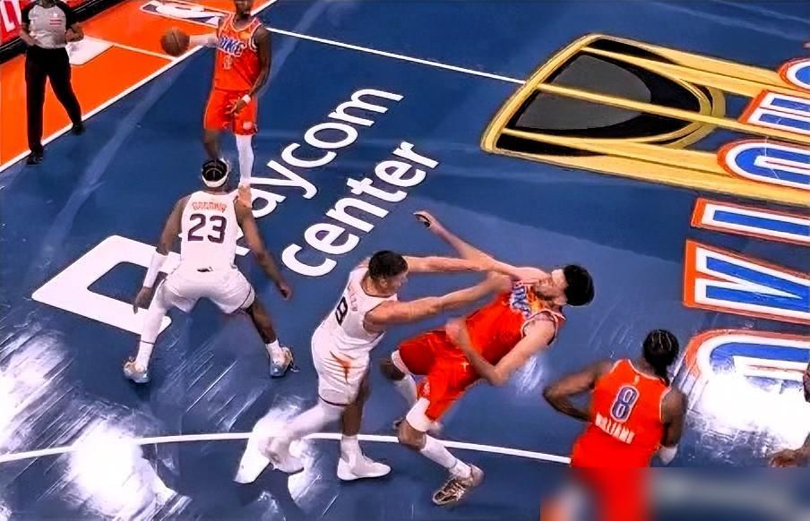 太阳恶汉格雷森-阿伦输破防了！在今日雷霆对阵第三节比赛中，阿伦防守时发力推倒霍姆