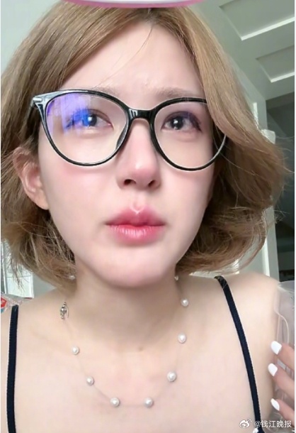 #赵露思直播哭了#【#赵露思爸爸前年确诊癌症# 】8月5日，在直播中透露，前年父