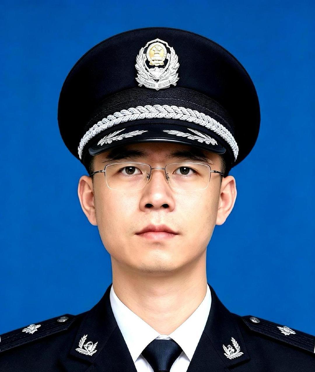 文弱书生却是国门尖刀！南疆捕蛇达人黄日的故事令人动容
 
广西移民管理警察黄日，