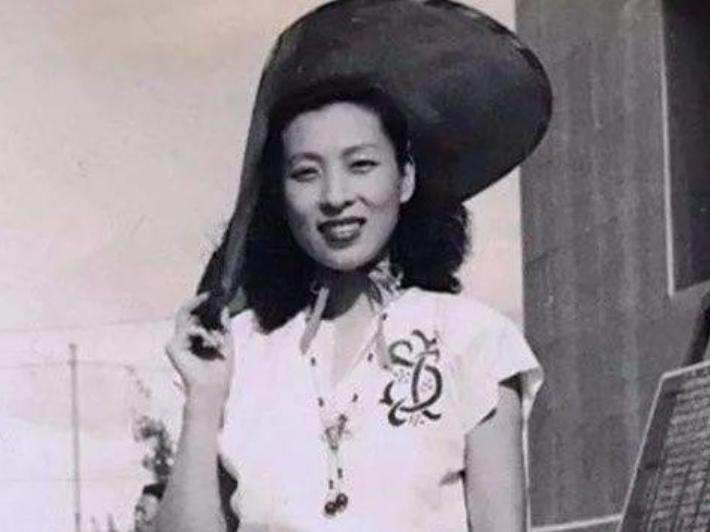 1936年香港，一对男女"翻云覆雨"之后，男人伸出手抚摸着对方，随后却贴在耳边低
