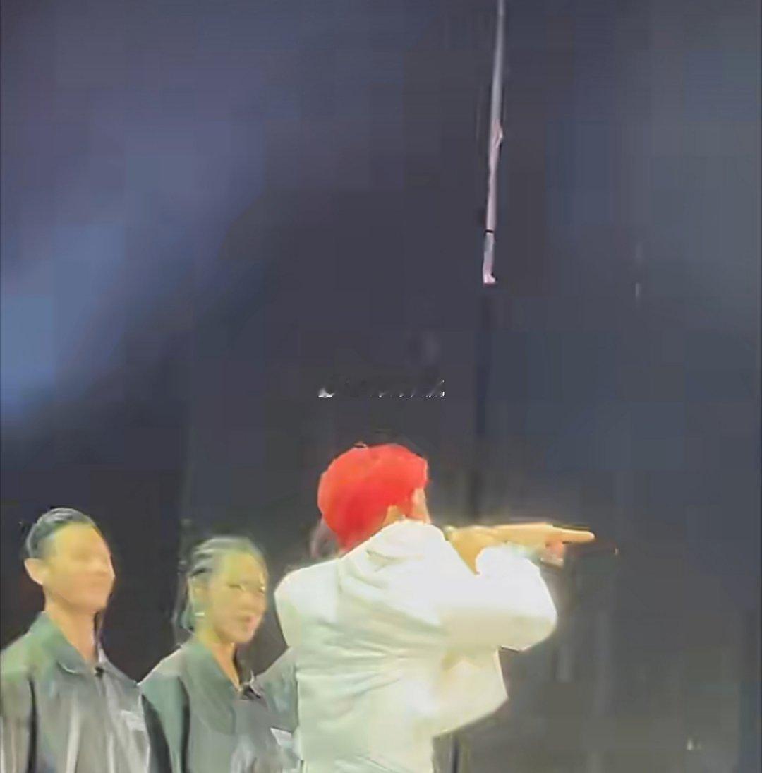 李荣浩把衣服跑掉了李荣浩黑马清远演唱会谢幕名场面出圈！全程不停鞠躬超真诚，满满诚