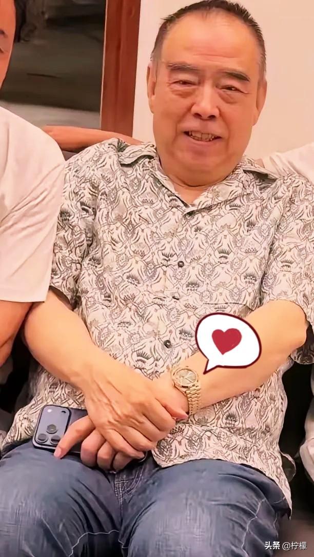 陈凯歌说，
我现在老了，74了，平时就跟我老伴陈红在三亚住住。这边暖和，房子大，