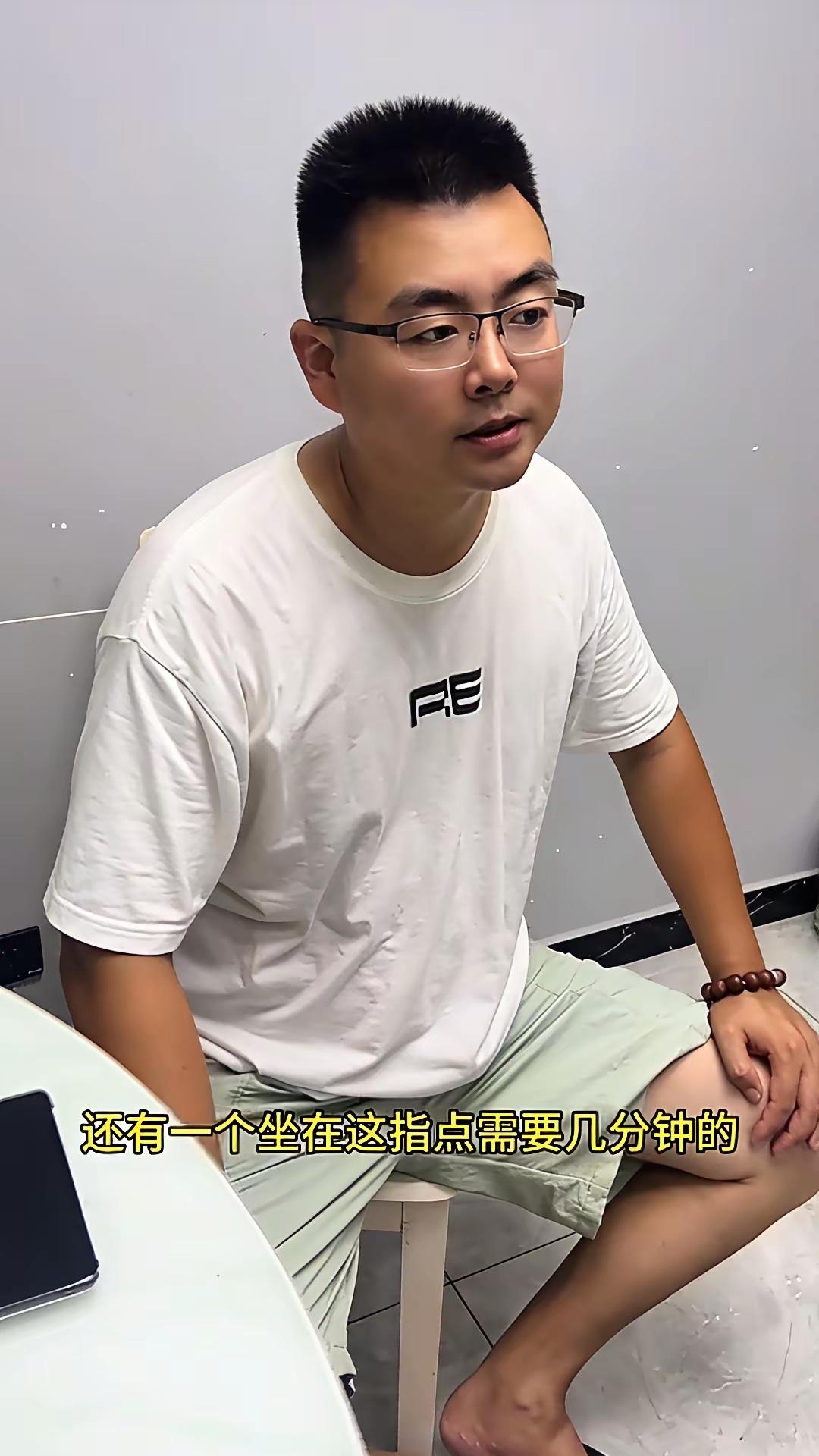 岳父家异常热闹，郭威独自坐在角落里，似乎在思考着什么，或许最无奈的，从来不是没有
