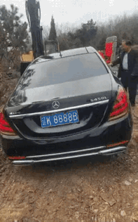 豪车陪葬：奢靡之风的畸形狂欢
辽宁惊现最奢华陪葬！网友爆料，疑似某地一位有钱人离