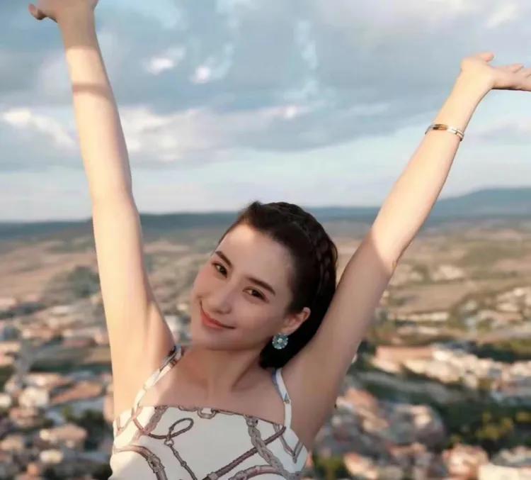 赌王的女儿何超莲选择乘坐了一个热气球，她穿着一件非常特别的上衣，几乎全裸，只有两
