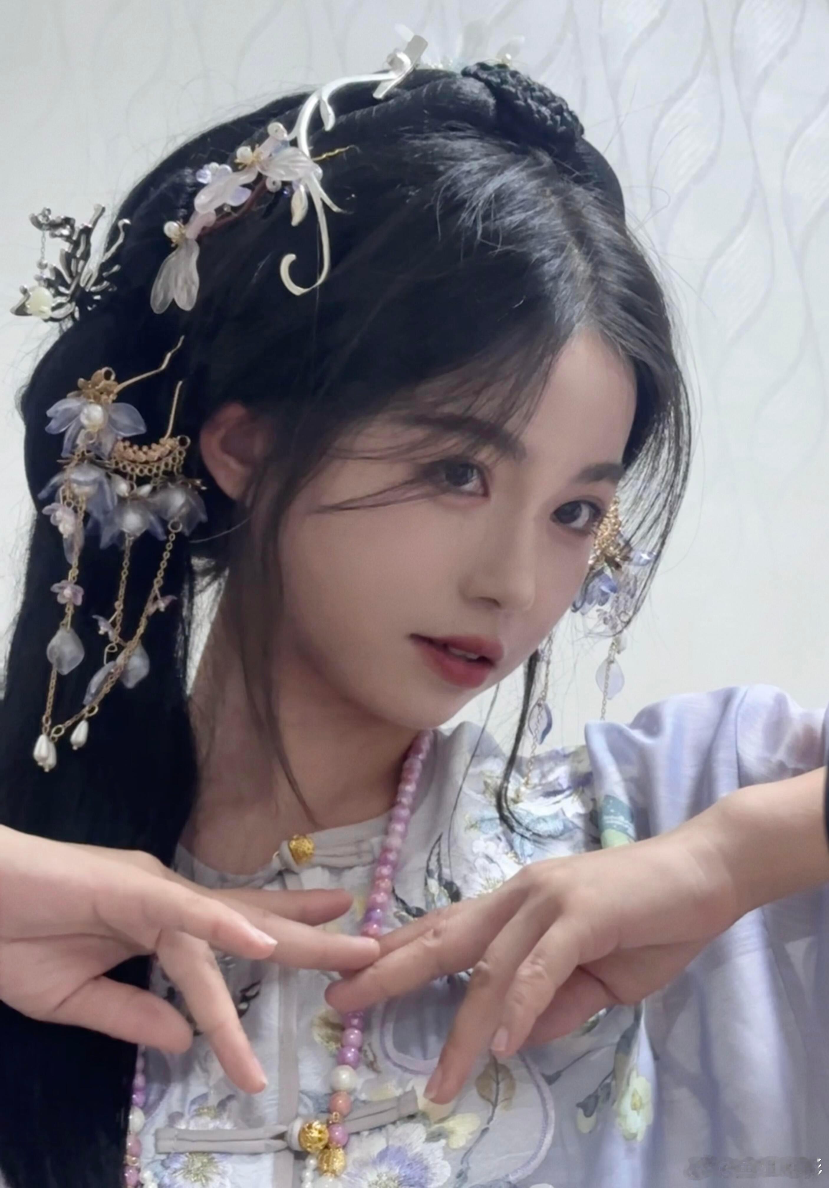 祝绪丹本人来了都得愣两秒感觉有点点像宋一汀的发型哈哈哈哈哈 ​​​