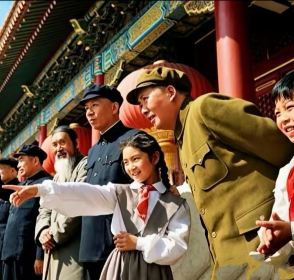 1953年，毛主席和一个小女孩的合影火遍了全国，成了几代人的记忆。

天安门城楼