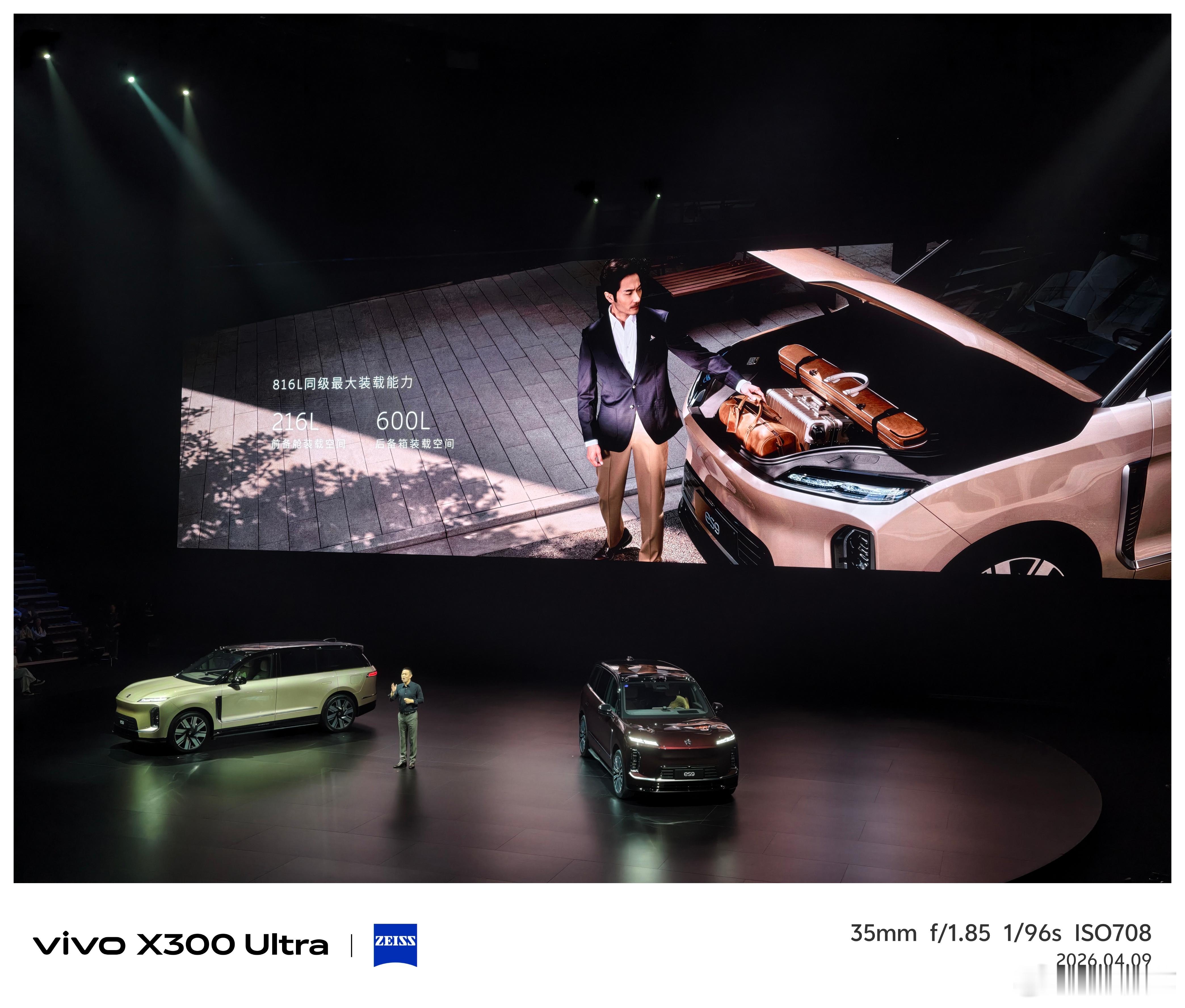 蔚来ES9空间直接对标MPV，全尺寸+900V带来巨大的空间优势。不过这车不能真