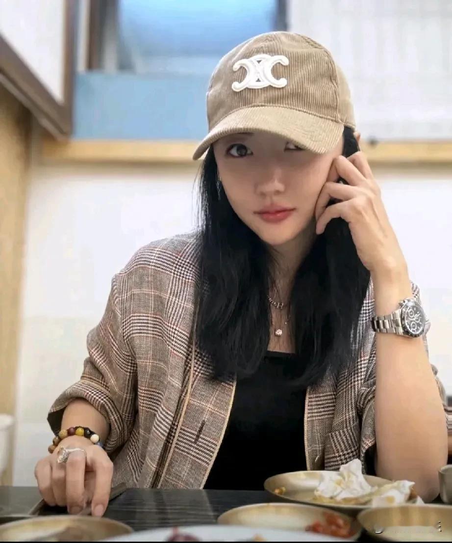 张雨绮口中的大姐华真，确实是个非凡的人物。她不仅拥有出众的身材、颜值和气质，还担