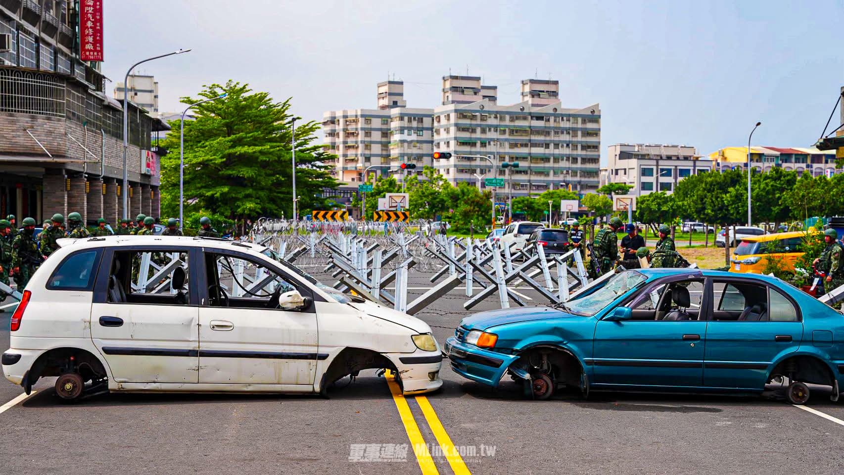 台军汉光42号演习的一个重要科目就是到处设路障，比如在淡江大桥上，称之为阻绝。 