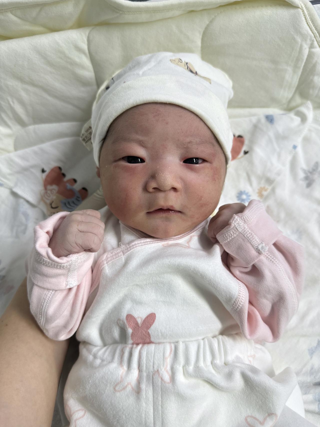 超可爱的宝贝😘
人类幼崽 产房
