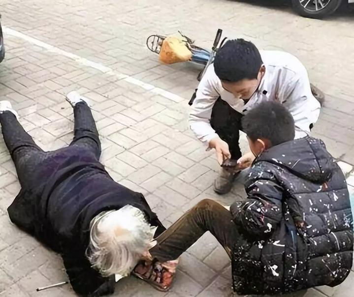 “不能判刑，那就高额罚款！”中国人民公安大学李玫瑾教授建议，凡是扶了老人被要求天